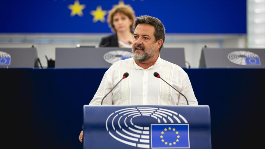 Manu Pineda, eurodiputado español, habla ante el Parlamento Europeo (PE).