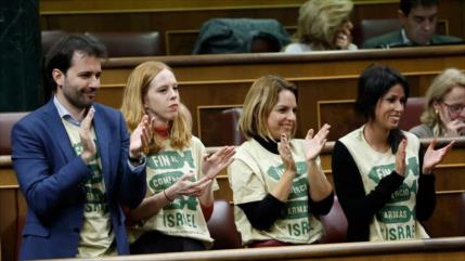 Diputados de Podemos lucen camisetas contra venta de armas a Israel