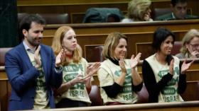 Diputados de Podemos lucen camisetas contra venta de armas a Israel