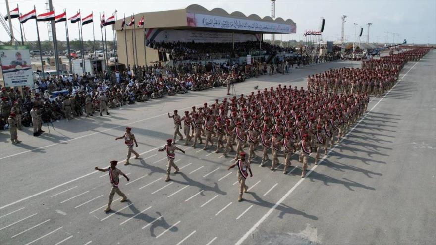Miembros del movimiento popular yemení Ansarolá desfilan en la ciudad portuaria de Al-Hudayda, en el mar Rojo, 1 de septiembre de 2022. (Foto: Reuters)
