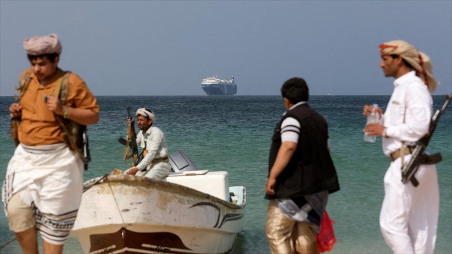 Barco comercial Galaxy Leader, incautado por Yemen, anclado frente a la costa de As-Salif, Yemen, 5 de diciembre de 2023. (Foto: Reuters)