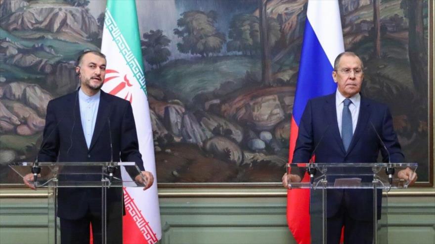 El canciller iraní, Hosein Amir Abdolahian (izq.), y su homólogo ruso, Serguéi Lavrov, en una conferencia de prensa conjunta en Moscú.