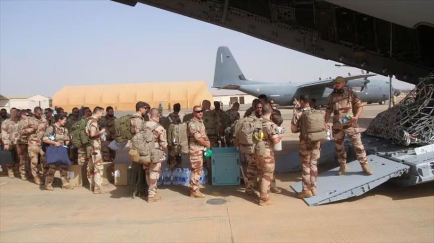 Los soldados franceses abordan un avión militar mientras se preparan para salir de Niamey, capital de Níger, 22 de diciembre de 2023. (Foto: REUTERS)
