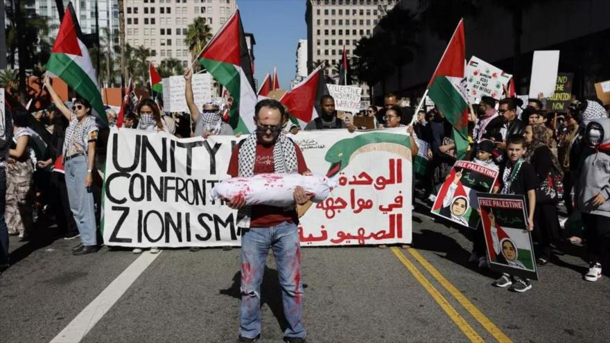 El Movimiento Juvenil Palestino y otras organizaciones se manifestaron en apoyo de los palestinos en Pershing Square en Los Ángeles.