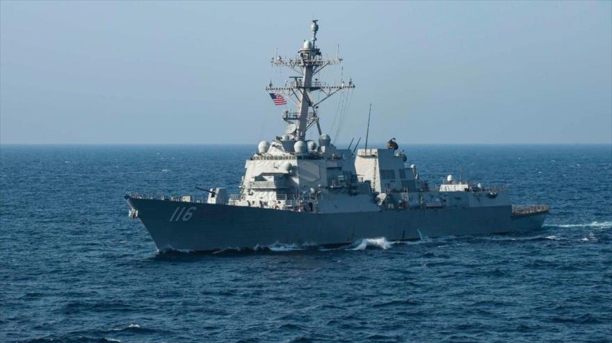 El USS Thomas Hudner (DDG-116) navegó en el área de operaciones de la Quinta Flota de EE. UU. en el mar Arábigo, 24 de abril de 2021.