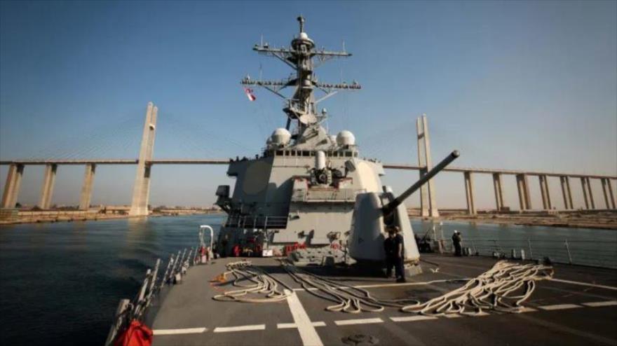 El destructor de misiles guiados USS Carney de la Armada de EE.UU., está interceptando drones y misiles en el estrecho de Bab al-Mandab, diciembre de 2023.