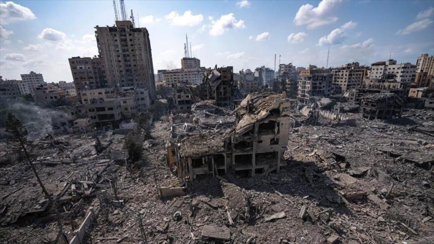 Un barrio de la ciudad de Gaza yace entre los escombros tras un ataque aéreo israelí, 10 de octubre de 2023. (Foto: AP)