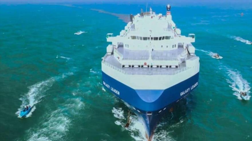 Lanchas del Ejército de Yemen se dirigen hacia la captura de un buque de carga vinculado a Israel en el mar Rojo, noviembre de 2023. (Foto: AFP)