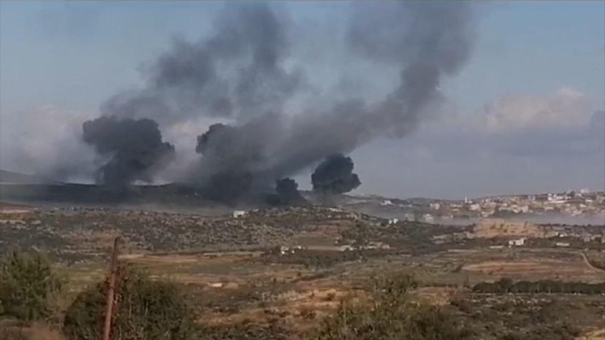 Humo se expande desde un sitio israelí, atacado por misiles de Hezbolá.