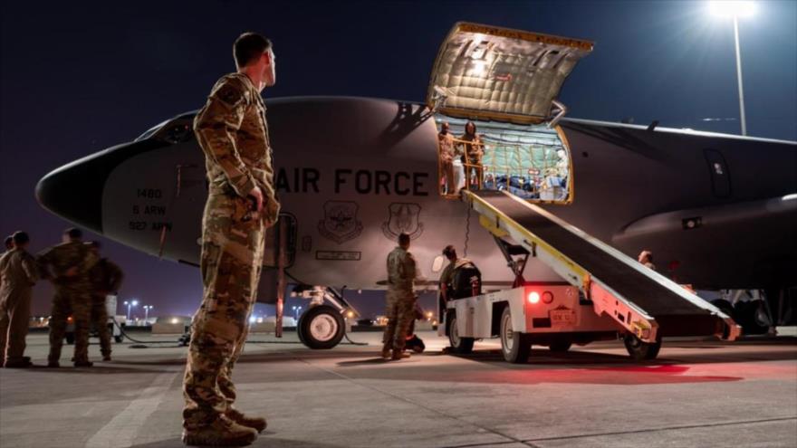 Personal de la Fuerza Aérea de EE.UU. descarga un Stratotanker KC-135 con armas enviadas a Israel en un lugar no revelado, 23 de octubre de 2023.