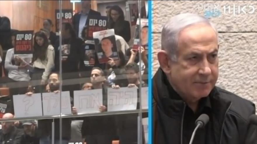 Familias de los israelíes retenidos en Gaza interrumpen un discurso del primer ministro, Benjamín Netanyahu, en el parlamento, 25 de diciembre de 2023.