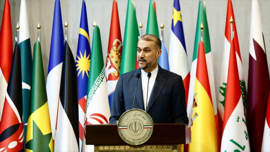 El canciller de Irán, Hosein Amir Abdolahian, ofrece un discurso durante la Conferencia Internacional sobre Palestina, Teherán, 23 de diciembre de 2023.