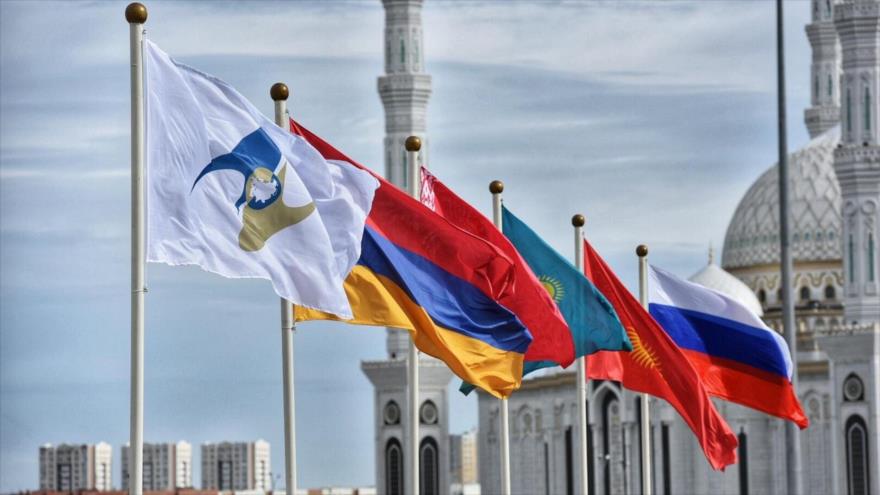 Banderas de los países miembros de la Unión Económica Euroasiática.