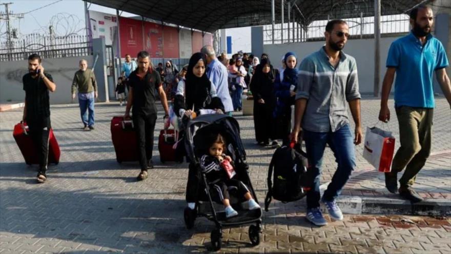 Palestinos esperan permiso para salir de Gaza en el cruce fronterizo de Rafah, 2 de noviembre de 2023. (Foto: Reuters)