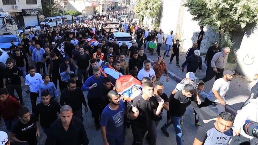Los palestinos participan en el funeral de siete jóvenes muertos en ataques israelíes en Tulkarm, Cisjordania, 15 de noviembre de 2023. (Foto: WAFA)