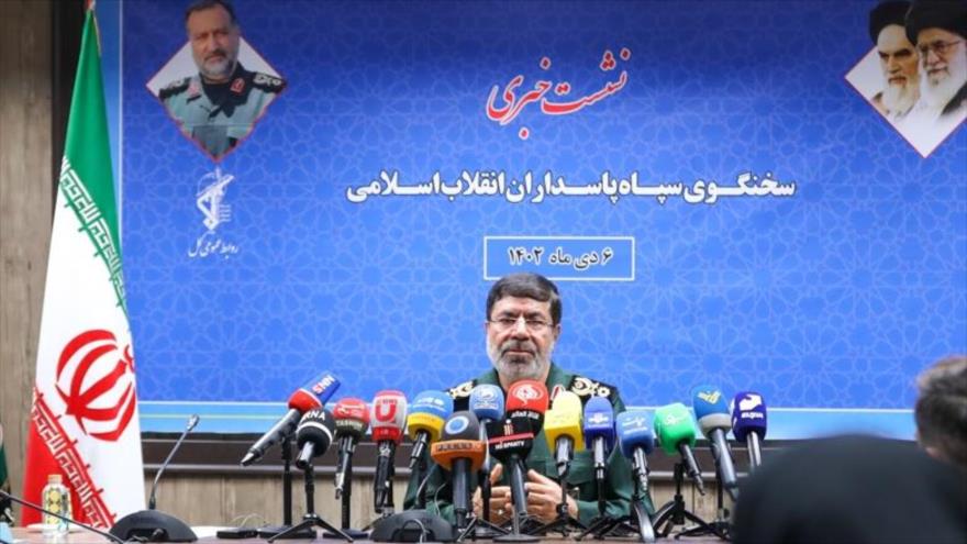 El portavoz del CGRI el general de brigada Ramezan Sharif en una rueda de prensa, 27 de diciembre de 2023.