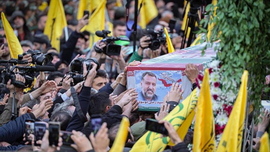 Iraníes claman venganza contra Israel en masivo funeral de Musavi | HISPANTV
