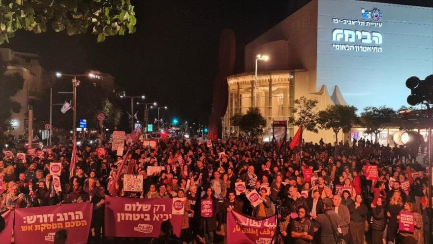 Israelíes se congregan en la plaza Habima, en Tel Aviv, y exigieron el cese de la guerra en Gaza y la liberación de sus retenidos, 28 de diciembre de 2023.