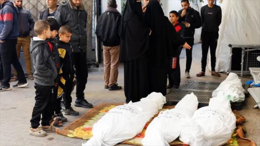 Cadáveres palestinos, muertos en bombardeos israelíes en la ciudad de Rafah.