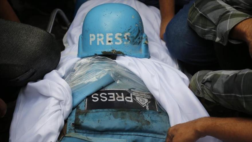 Ceremonia fúnebre para los periodistas palestinos Saed Al Tawil y Mohammad Subh, que murieron por los ataques aéreos israelíes en la Franja de Gaza, 10 de octubre de 2023. 