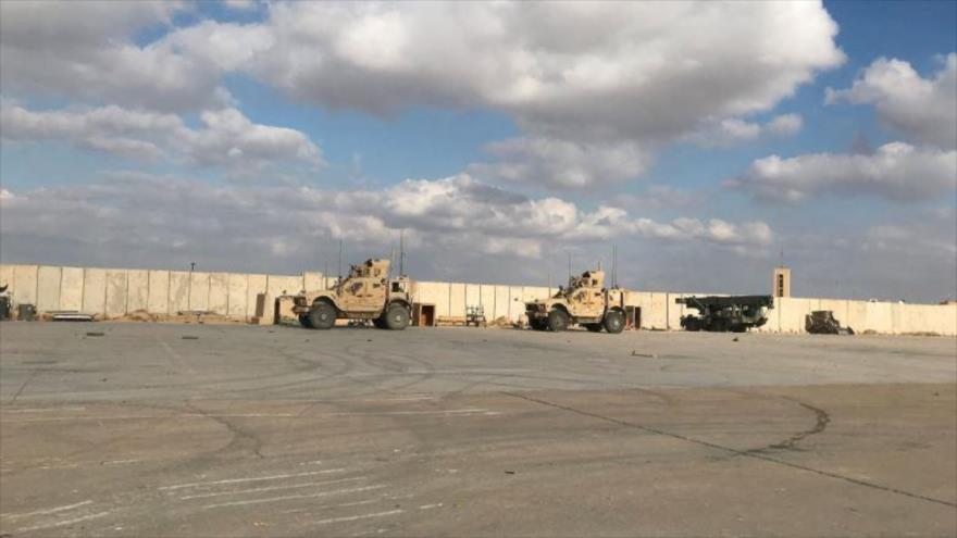 Vehículos militares están aparcados en un base militar estadounidense en Irak.