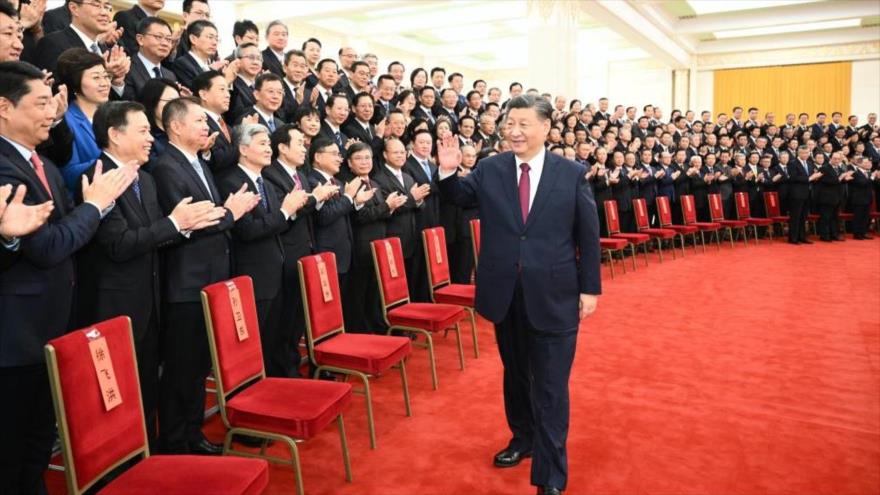 El presidente chino, Xi Jinping, saluda a los embajadores de su país en el extranjero. Pekín, 29 de diciembre de 2023. Foto: Xinhua 