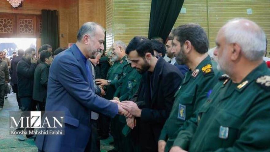 El canciller de Irán, Hosein Amir Abdolahian, da la mano con el hijo de Seyed Razi Musavi en la ceremonia conmemorativa de su padre, en Teherán, Irán, 30 de diciembre de 2023.