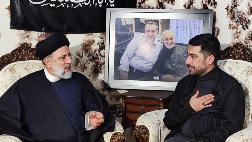 El presidente de Irán, Seyed Ebrahim Raisi, reunido con la familia del comandante persa, Seyed Razi Musavi, asesinado en un ataque israelí en Damasco, 31 de diciembre de 2023.