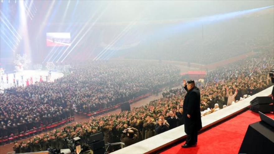 El líder norcoreano, Kim Jong Un, entre durante una reunión con los militares de alto rango de su país, 31 de diciembre de 2023.