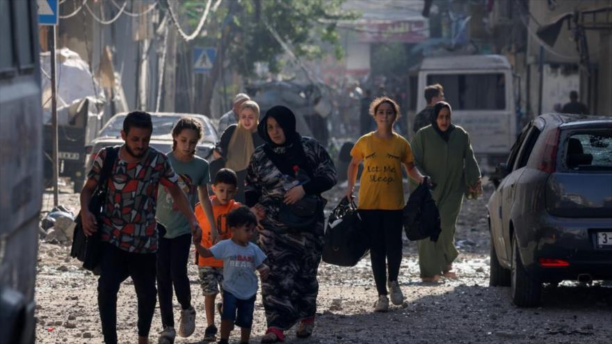 Palestinos evacuan un barrio de la ciudad de Gaza por las agresiones de Israel, 11 de octubre de 2023. (Foto: AFP)