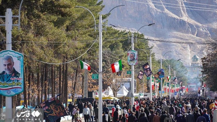 Ciudadanos iraníes participan en la ceremonia del cuarto aniversario del martirio del general Qasem Soleimani en Kerman, en el sur de Irán, 3 de enero de 2024.