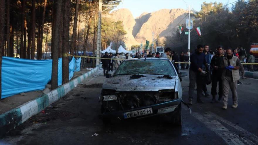 Un auto dañado en un ataque terrorista en Kerman, en el sur de Irán, 3 de enero de 2024.