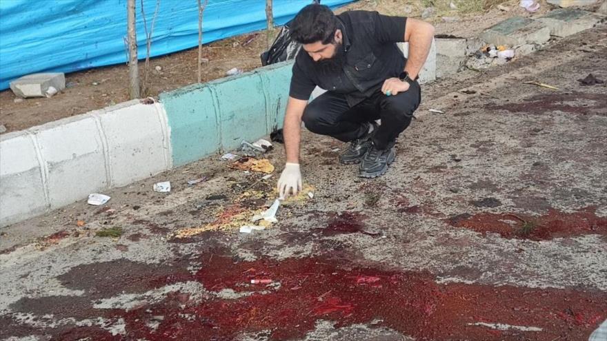 Sangre derramada en el lugar del atentado terrorista que ha dejado más de cien muertos en la ciudad de Kerman, 3 de enero de 2024.