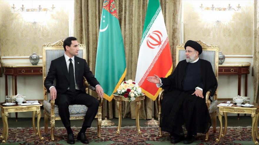 El presidente de Irán, Seyed Ebrahim Raisi (dcha), reunido con su par de Turkmenistán, Serdar Berdimuhamedow en Teherán, 15 de junio de 2022.