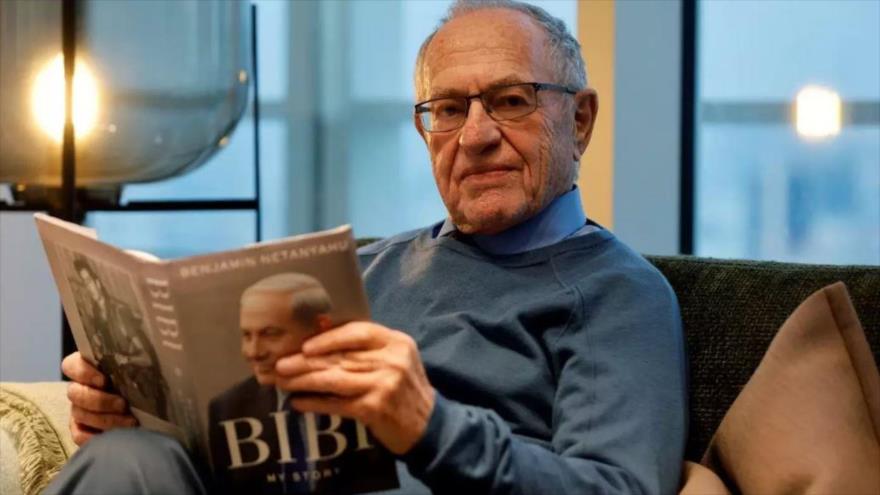 El abogado estadounidense Alan Dershowitz se toma una foto durante una visita a Tel Aviv, 8 de diciembre de 2022. (Foto: Reuters)