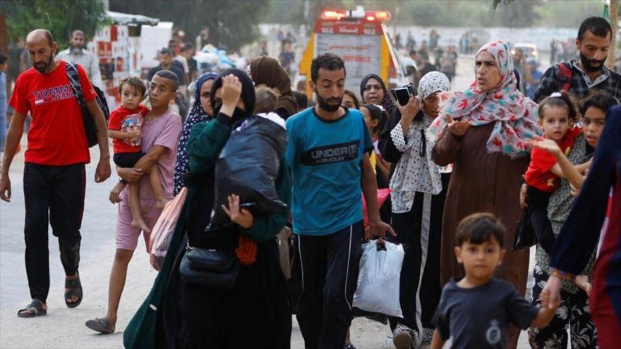 La gente evacúa sus hogares en Jan Yunis, en medio de los ataques israelíes en el sur de la Franja de Gaza, 9 de octubre de 2023. (Foto:Reuters)