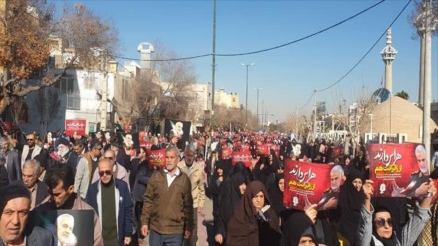 La manifestación de los iraníes en Isfahan, centro de irán, trsa el acto terrorista en Kerman, 5 de enero de 2024.