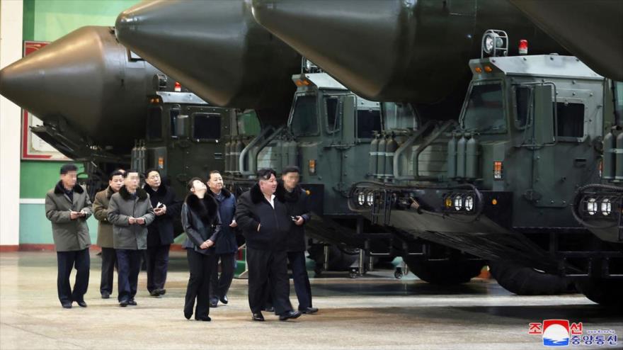 El líder de Corea del Norte inspecciona una fábrica de lanzaderas de misiles, 5 de enero de 2024.