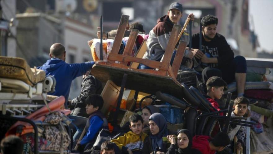 Éxodo de residentes en los campos de refugiados de Nuseirat y Al-Bureij en el centro de la Franja de Gaza. (Foto: EFE)