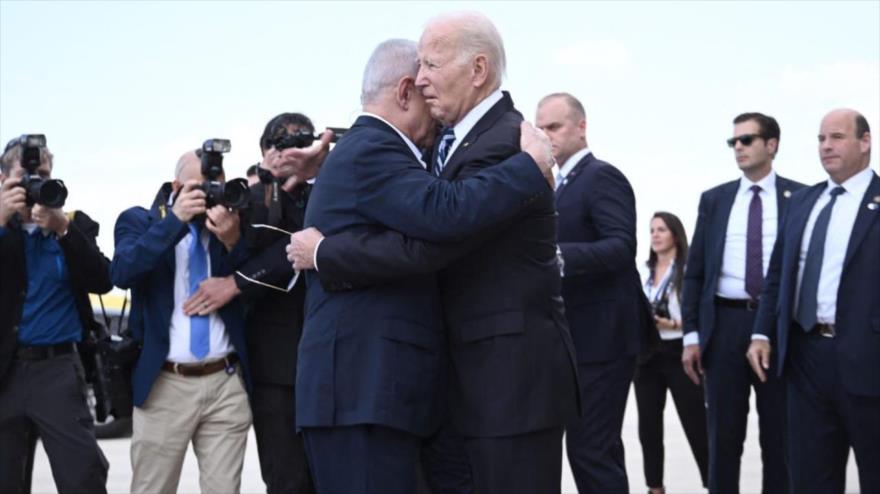 El presidente de EE.UU., Joe Biden (dcha.), abraza al premier israelí, Benjamín Netanyahu, en el aeropuerto en Tel Aviv, 18 de octubre de 2023. (Foto: Reuters)