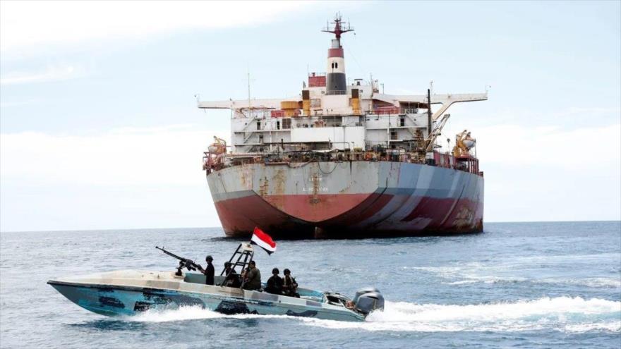 Un barco de la guardia costera yemení pasa junto al buque FSO Safer en el puerto de Ras Issa en la provincia de Al-Hudaida, 30 de mayo de 2023.