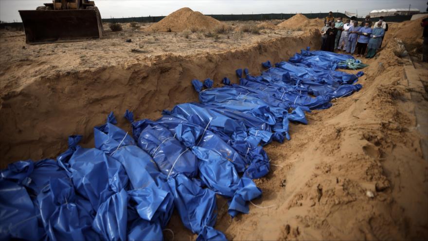 Los cuerpos de muertos en el bombardeo israelí en una fosa común en la ciudad de Jan Yunis, en el sur de Gaza, 22 de noviembre de 2023. (Foto: AP)