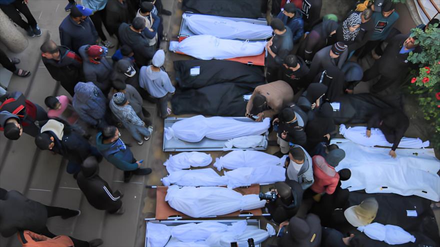Familiares lloran junto a los cuerpos de víctimas de un bombardeo israelí, fuera del hospital Naser, en Jan Yunis, sur de Gaza, 7 de enero de 2024.