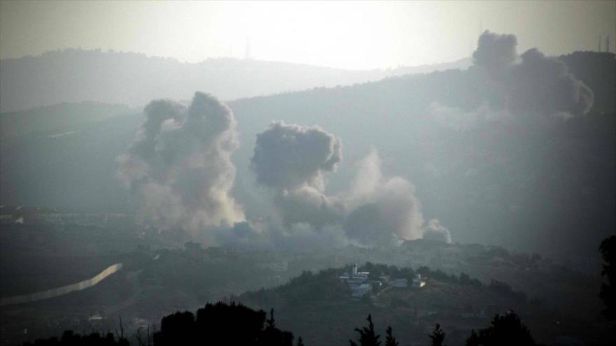 Humo se eleva tras un ataque aéreo israelí contra la aldea de Kafr Kila en el sur de El Líbano, cerca de la frontera con Israel, 9 de enero de 2024. (Foto: AFP)