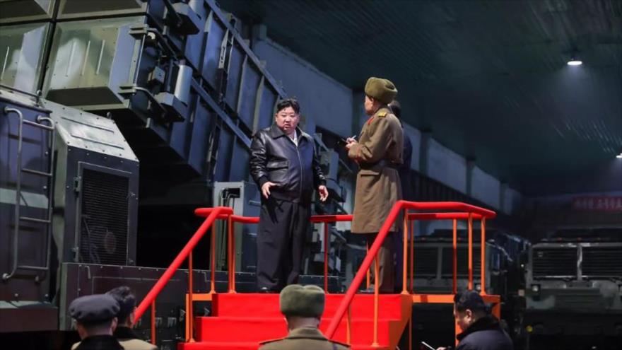 El líder de Corea del Norte, Kim Jong-un, (izq.) inspecciona un lanzamisiles mientras recorre las instalaciones de municiones del país. (Foto: KCNA)