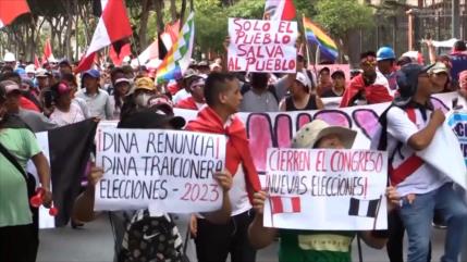 Decenas de peruanos piden el cierre del Congreso