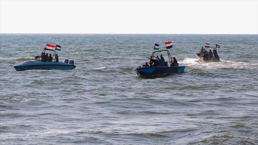 Barcos de la Guardia Costera yemení afiliada a Ansarolá patrullan el mar Rojo, en solidaridad con el pueblo de Gaza, 4 de enero de 2024. (Foto: AFP)