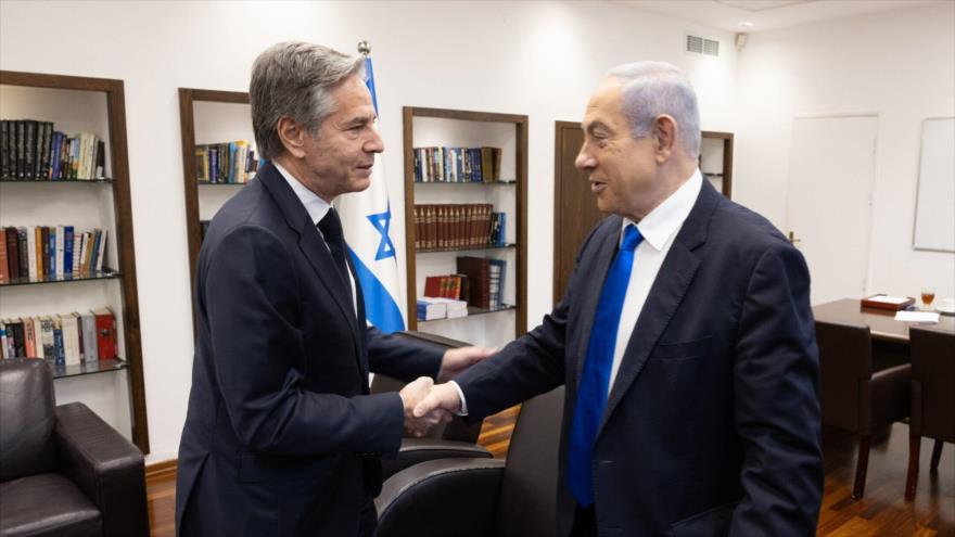 El secretario de Estado estadounidense, Antony Blinken (izda.) y el primer ministro israelí, Benjamín Netanyahu, en la base militar de Kirya, en Tel Aviv, 9 de enero de 2024.