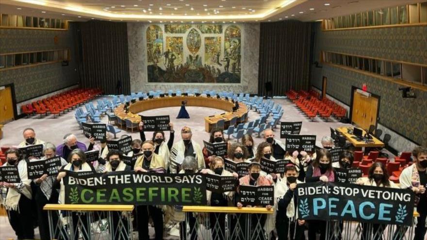 Decenas de rabinos ocuparon el balcón dentro de la Sala del Consejo de Seguridad de la ONU, pidiendo un alto el fuego en Gaza, 9 de enero de 2024.