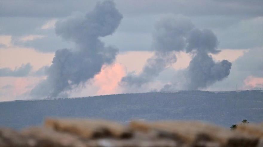 Columna de humo negro saliendo de la frontera sureña de El Líbano, 3 de enero de 2024. (Foto: AFP)